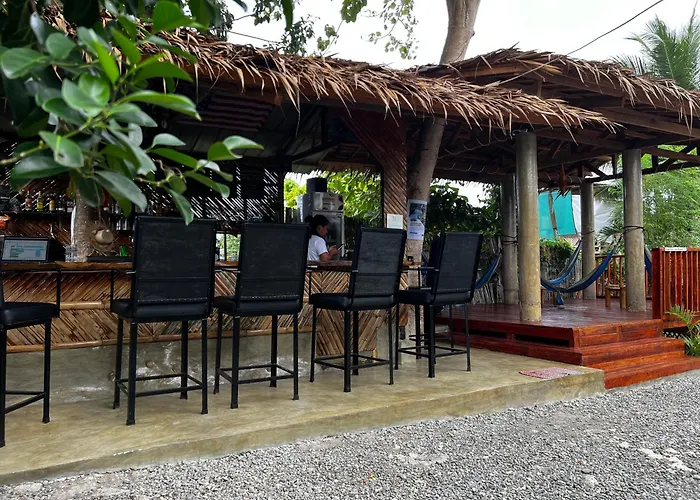 Hostel The Backyard Moalboal