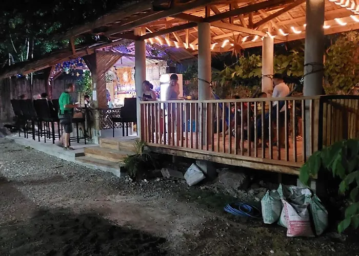 Hostel The Backyard Moalboal