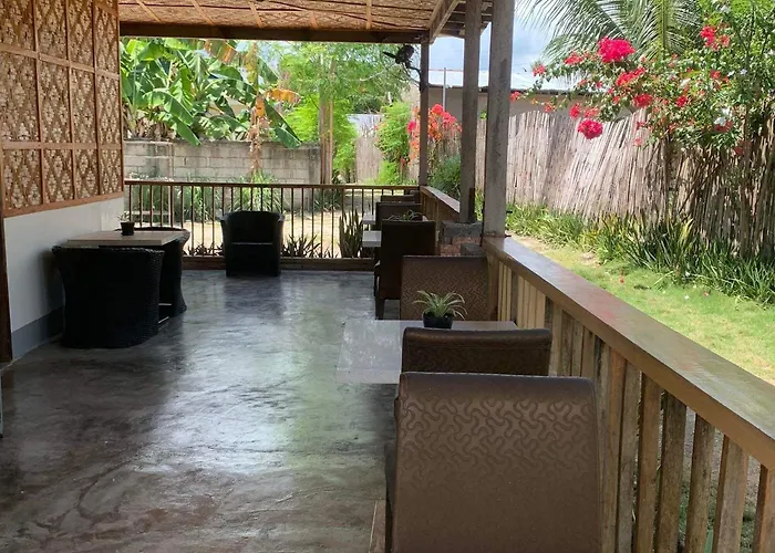 Hostel The Backyard Moalboal